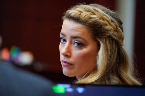 Uutistoimisto AP:n mukaan näyttelijä Amber Heardilla on yhä mahdollisuus valittaa tuomiosta Virginian valitustuomioistuimelle. Heard kuvattuna Virginiassa toukokuussa 2022. 