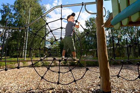 Viisivuotias Väinö Tuisku leikkii Lauriinniityn leikkipuistossa vuonna 2021.