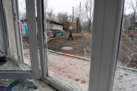 Kypärällä varustautunut toimittaja tutki tuhon jälkiä Itä-Ukrainan Donetskissa lauantaina.