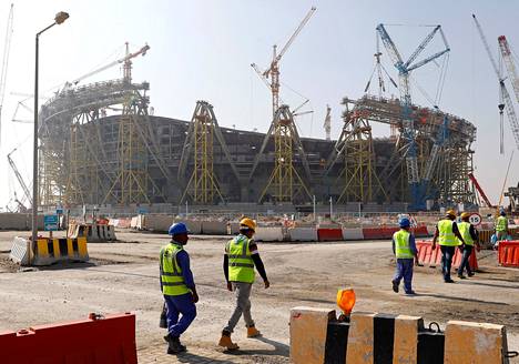 Tuore reportaasi taustoittaa ja vahvistaa uutisia kisojen rakennustöiden vaatimista uhreista ja Qatarin raaoista asenteista siirtotyöläisiä kohtaan. Kuvassa Dohan Lusail-stadion rakennusvaiheessa joulukuussa 2019.