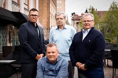 Göran Stubb (kesk.) siirtää Euroscouting-toimiston johtamisen Jukka-Pekka Vuoriselle (oik.), mutta Janne Vuorinen ja Tomi Väkelä (edessä) jatkavat töitä NHL:lle edelleen.