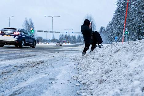 Risteykseen oli kasautunut lunta Tampereella.