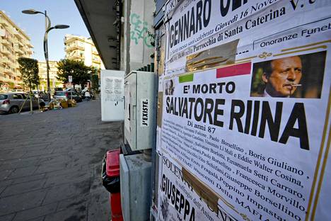 Totò Riinan kuolemasta kertovia julisteita levisi Ercolanon katujen varsille lähellä Napolia perjantaina. Julisteessa on lueteltu mafian uhrien nimiä.