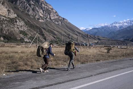 Osa venäjältä tulijoista ylitti rajan Georgiaan kävellen.