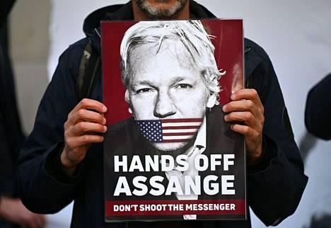 Julian Assangen tukija piteli mielenosoituskylttiä oikeuden edustalla Lontoossa 20. huhtikuuta.