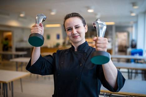 Marjo Niskanen voitti ammattikeittiö- ja ravintola-alan ”Oscar-gaalassa” huhtikuussa kaksi alan Pro-palkintoa. Kuva on keväältä voittojen jälkeen.