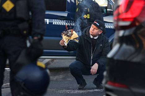  Rasmus Paludan poltti Koraania Turkin suurlähetystön edustalla Kööpenhaminassa 27. tammikuuta.