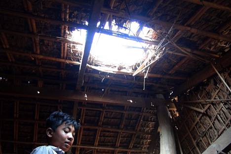 Mies seisoi räjähdyksen vaurioittamassa talossa Rakhinen alueella sijaitsevassa kylässä 28. tammikuuta. Arakanin armeija ja Myanmarin armeija olivat ottaneet yhteen alueella 26.–28. tammikuuta.