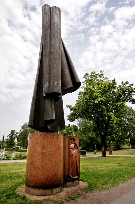 Esirippu eli Ida Aalbergin muistomerkki sijaitsee Kansallisteatterin takana Helsingissä.