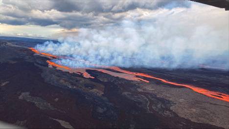 Mauna Loan purkaus kuvattuna maanantaina.