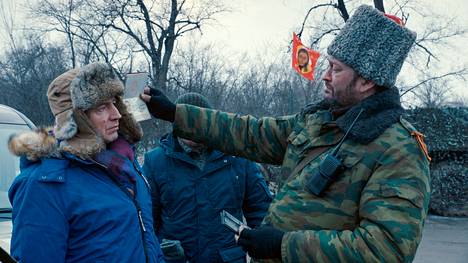 Loznitsan ohjaama Donbass on dokumentaariseen tyyliin toteutettu kuvaus elämästä Itä-Ukrainassa. Kuvassa saksalainen ”fasisti” eli toimittaja on tullut pysäytetyksi tiesululla.