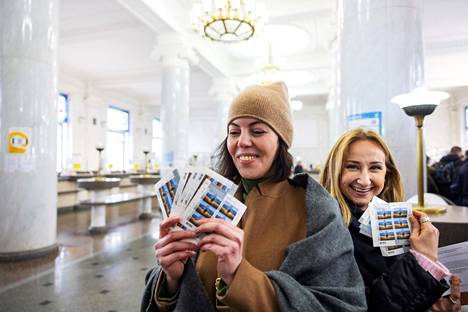 Ilgama Allahverdijeva ja Dinara Masamamoto iloitsivat postimerkeistä viiden tunnin jonotuksen jälkeen.