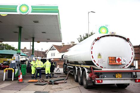 Sotilaat täyttivät polttoainesäiliötä BP:n huoltoasemalla Waltham Abbeyssa, Britanniassa lokakuun alussa.