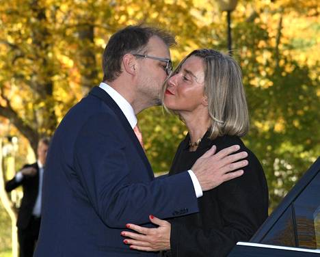 Pääministeri Juha Sipilä antoi poskisuudelman Euroopan unionin ulkopoliittiselle edustajalle Federica Mogherinille keskiviikkona virka-asunnollaan Kesärannassa.