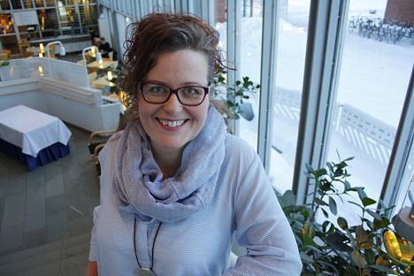 Tunnetaitojen opettaja Anne-Mari Jääskinen luennoi teini-ikäisten tunnemyrskyistä keskiviikkona Järvenpää-talolla.