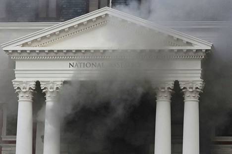 Parlamenttirakennuksesta nousi sankkaa savua sunnuntaina.