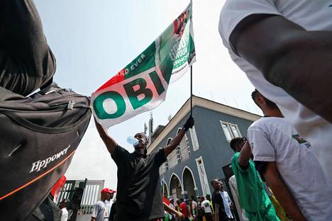 Nigerian työväenpuolueen Peter Obin kannattaja Lagosissa 11. helmikuuta. Nigerian presidenttikamppailu on ensimmäistä kertaa kolmen kilpa.