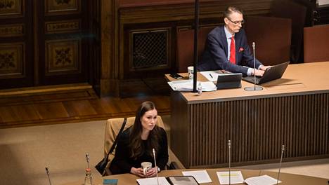 Pääministeri Sanna Marin (sd) ja oikeuskansleri Tuomas Pöysti maanantaina Helsingissä Säätytalolla hallituksen neuvotteluissa.