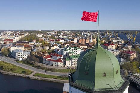 Neuvostonostalgian voimistuminen näkyy Viipurissa: Linnan tornissa liehuu  tänään voitonpäivänä poikkeuksellisesti punalippu - Ulkomaat 