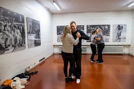 Tanssinohjaaja Juha Turu harjoitteli paritanssia muiden kanssa Helsingin kisahallilla tiistaina. Etelä-Suomen avi aikoo sulkea aikuisten liikuntapaikat väliaikaisesti. 