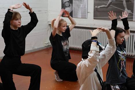 Laura Maanittu, Mea Määttä, Ruu Hausalo ja Aurora Jaartinen tanssivat k-poppia Kisahallilla, missä tanssiryhmä harjoittelee.