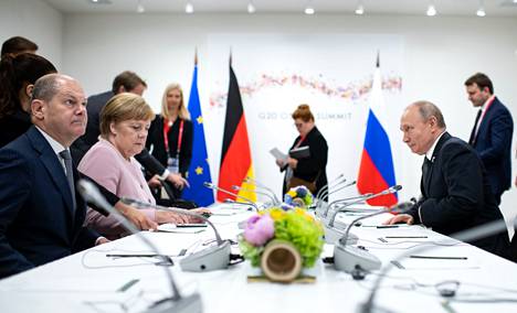 Saksan nykyinen liittokansleri Olaf Scholz (vas.) tapasi Venäjän presidentin Vladimir Putinin kesäkuussa 2019 edellisen liittokanslerin Angela Merkelin kanssa G20-kokouksessa Japanin Osakassa. Scholz oli tuolloin Saksan valtiovarainministeri.