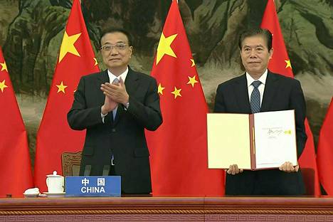 Kiinan pääministeri Li Keqiang ja kauppaministeri Zhong Shan allekirjoittivat Kiinan puolesta uuden Tyynenmeren ja Aasian maiden RCEP-kauppasopimuksen sunnuntaina Kaakkois-Aasian maiden yhteistyöjärjestön kokouksessa.