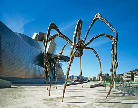 Bilbaossa sijaitsevan Guggenheimin museon edustalla oleva jättihämäkki on taiteilija Louise Bourgeoisin Maman-veistos vuodelta 1999.

