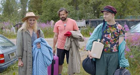 Miska Kajanus (keskellä), Saara Elina ja Roope Kovalainen matkustavat yhdessä Johannes ei kulje Jämsän kautta -elokuvassa.