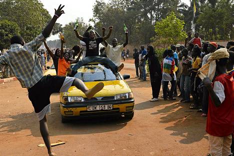 Ihmiset juhlivat perjantaina Banguissa presidentin eroa.