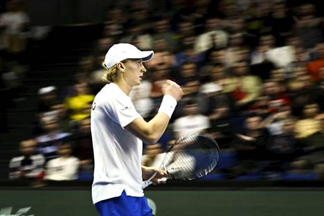 Emil Ruusuvuori pelaamassa Davis Cupissa Espoossa helmikuun alussa.