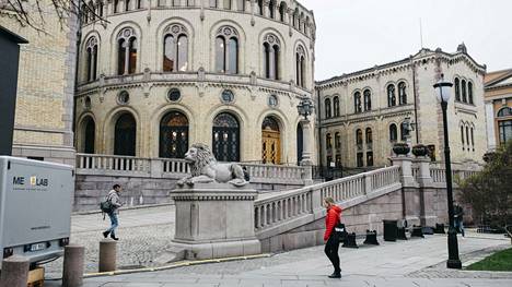 Rajoitukset | Norja kiristi rajoitus­toimia Oslon alueella koronan britti­muunnoksen pelossa – vain välttämättömät kaupat auki, myös alkoholi­liikkeet kiinni