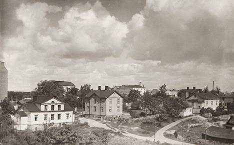 Tähän maisemaan Töölöön nousi Mehiläisen uudisrakennus. Sairaalan tontti asettuu kuvaan vasemmalle. Oikealle Töölöntorinkadun rinteeseen rakennettiin Suojeluskuntatalo. Kuva on 1920–30-lukujen taitteesta. 