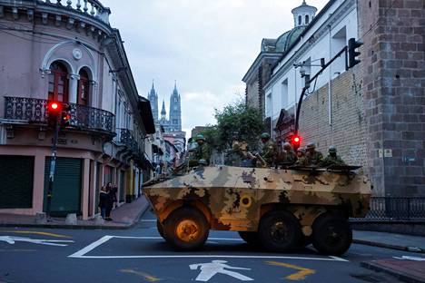Soldados patrullan las calles de la capital de Ecuador, Quito, el martes.