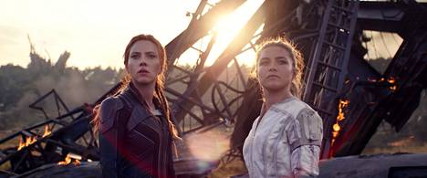 Black Widow -elokuvassa  Scarlett Johanssonin (vas.) näyttelemä Natasha Romanoff ja hänen kasvattisisarensa Yelena Belova (Florence Pugh) päättävät kaataa Punaisen huoneen. 