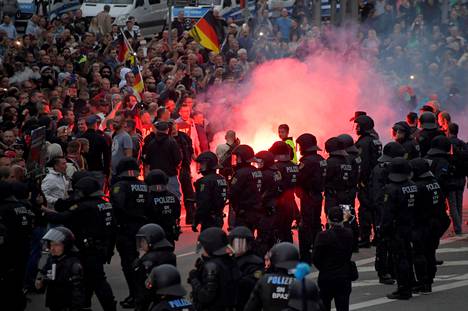 Mellakkapoliisit vahtivat äärioikeiston mielenosoitusta Chemnitzissä 27. elokuuta.