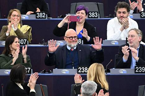 Marc Angel (keskellä) äänestettiin varapuhemieheksi. Kuva on otettu äänestyksen jälkeen keskiviikkona Ranskan Strasbourgissa.