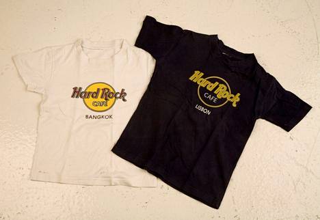 Hard Rock Cafe näkyy usein katukuvassa T-paitojen teksteinä. Kuvassa Bangkokin ja Lissabonin ravintoloiden paidat.