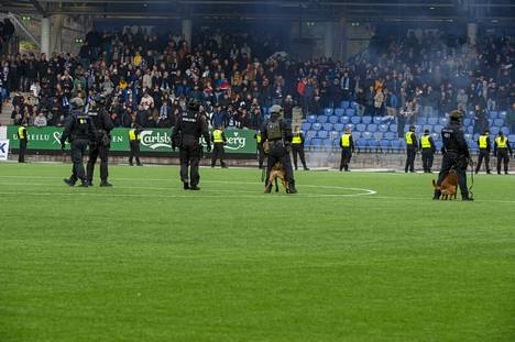 Poliisi joutui tulemaan kentällä rauhoittamaan katsojia HJK:n ja HIFK:n välisessä ottelussa maanantaina. 