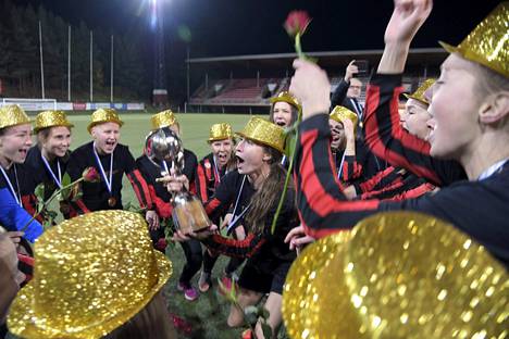PK-35 on voittanut 2010-luvulla Suomen mestaruuden viidesti. Näin joukkue juhli kultamitalejaan Myyrmäen jalkapallostadionilla viime vuoden lokakuussa.