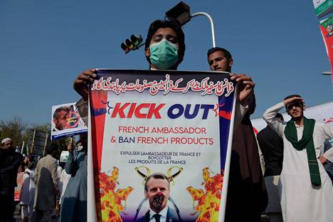 Mielenosoittajat vaativat boikottia ranskalaisille tuotteille ja Ranskan suurlähettilään karkottamista Pakistanissa Islamabadissa perjantaina järjestetyssä mielenilmauksessa.