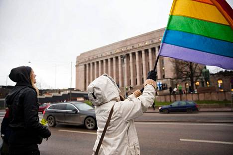 Vuonna 2014 mielenosoittajat puolustivat avioliittolain muuttamista, joka sai alkunsa kansalaisaloitteesta.