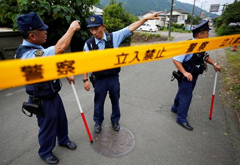 Poliisit tutkivat ja vartioivat aluetta veitsi-iskun kohteeksi joutuneen vammaisten hoitolaitoksen ympärillä kesällä 2016. Japanissa rikollisuus on harvinaista, vaikka vakavia rikoksia uutisoidaan silloin tällöin.