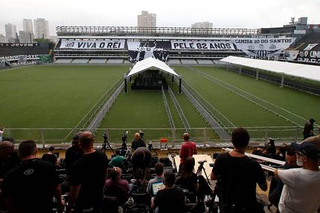 Pelén arkkua kuljettanut auto saapui Vila Belmiro -stadionille maanantaina.