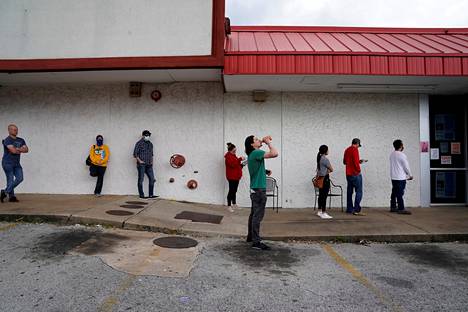 Ihmiset jonottivat työvoimatoimiston edessä huhtikuussa Arkansasissa, Yhdysvalloissa.