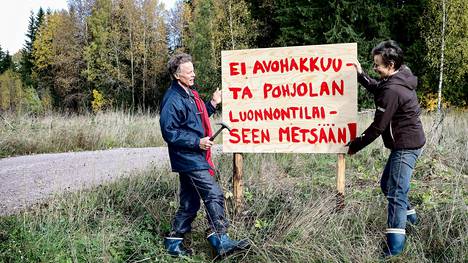 Timo Koivumäki on päättänyt ryhtyä puolustamaan enonsa elinikäistä tahtoa Vihdin Tervalammen Järventaustassa sijaitsevan metsän suojelemiseksi yhdessä Sirpa Huumon kanssa.