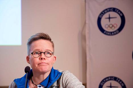 Suomen olympiakomitean Leena Paavolainen avasi urheilija-apurahan jaon perusteita.