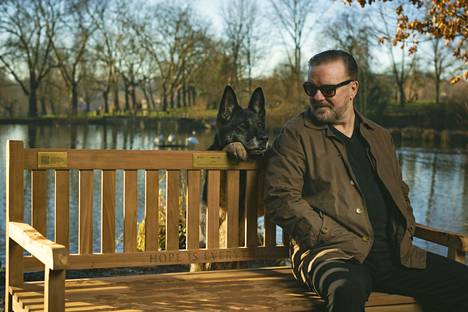 Myös Brandy-koiralla on iso rooli Tonyn (Ricky Gervais) elämässä.