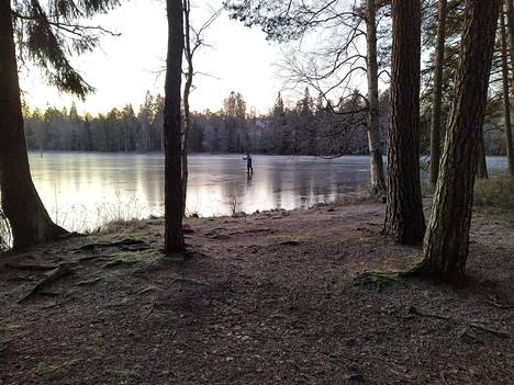 Ohikulkija kuvasi luistelijan Gallträskin jäällä lauantaina.