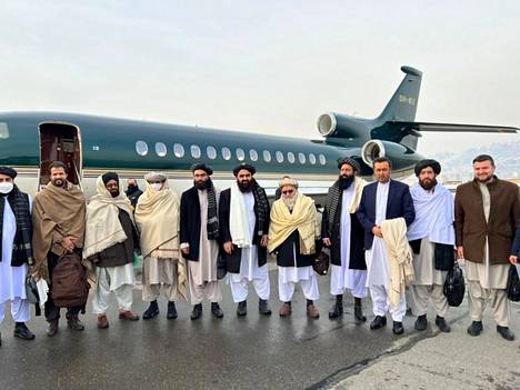 Afganistanista Norjaan lentäneestä valtuuskunnasta julkaistiin kuva Abdul Qahar Balkhin Twitter-tilillä lauantaina. Taustalla näkyy Jetfliten suomalaisrekisteritunnuksella varustettu kone.